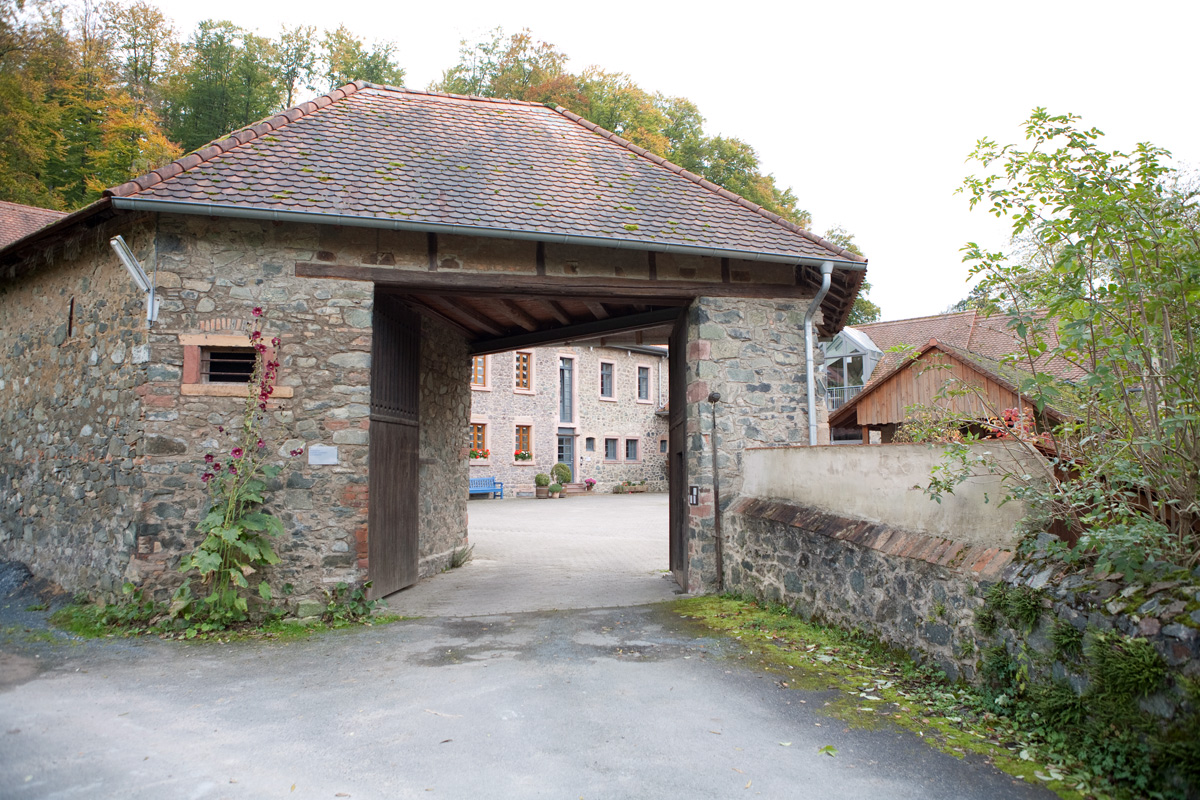 Foto: Einfahrt zur Waldmühle am Beerbach